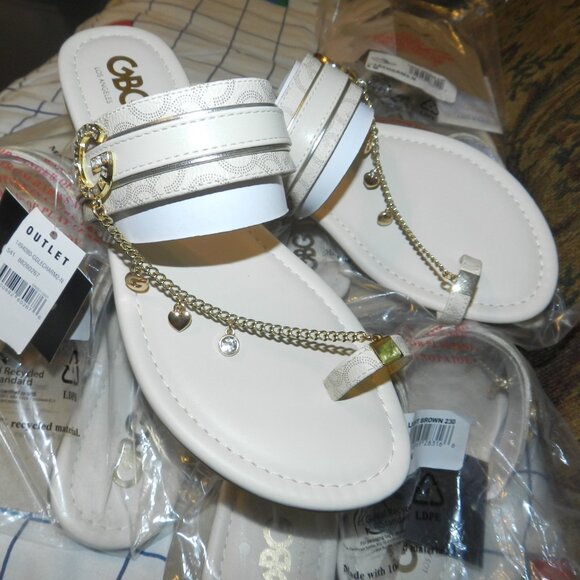 GBG Angeles White Logo Flat Slides w/Gold Toe Loop Charms Women's🆕⌚📦🏃💨🚚 - Picture 13 of 16